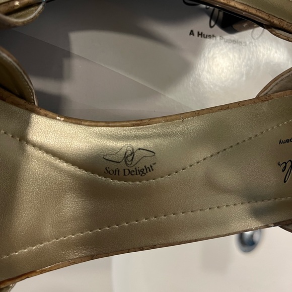 🆕 [12] NEW Hush puppies Madalyn tan and gold Metallic woman’s shoes - Picture 9 of 11